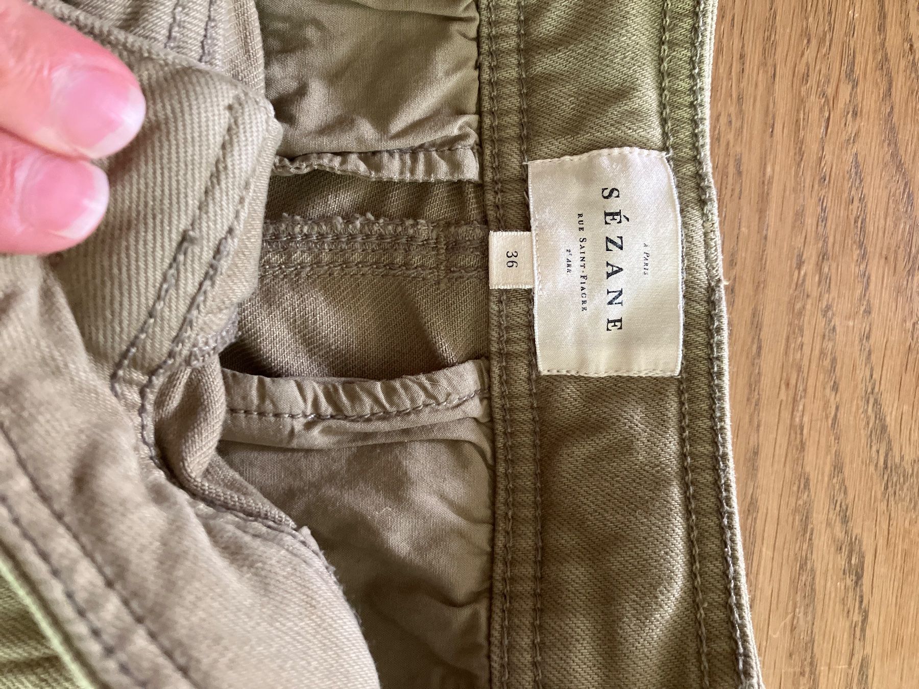 Sezane Pantaloni: Khakifarbene Stoffhose – Usato da Zollikerberg venduto da Nwahl 3