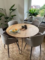 Massiver Esstisch Rund Ø 120 cm & 4 Pfister Design-Stühle