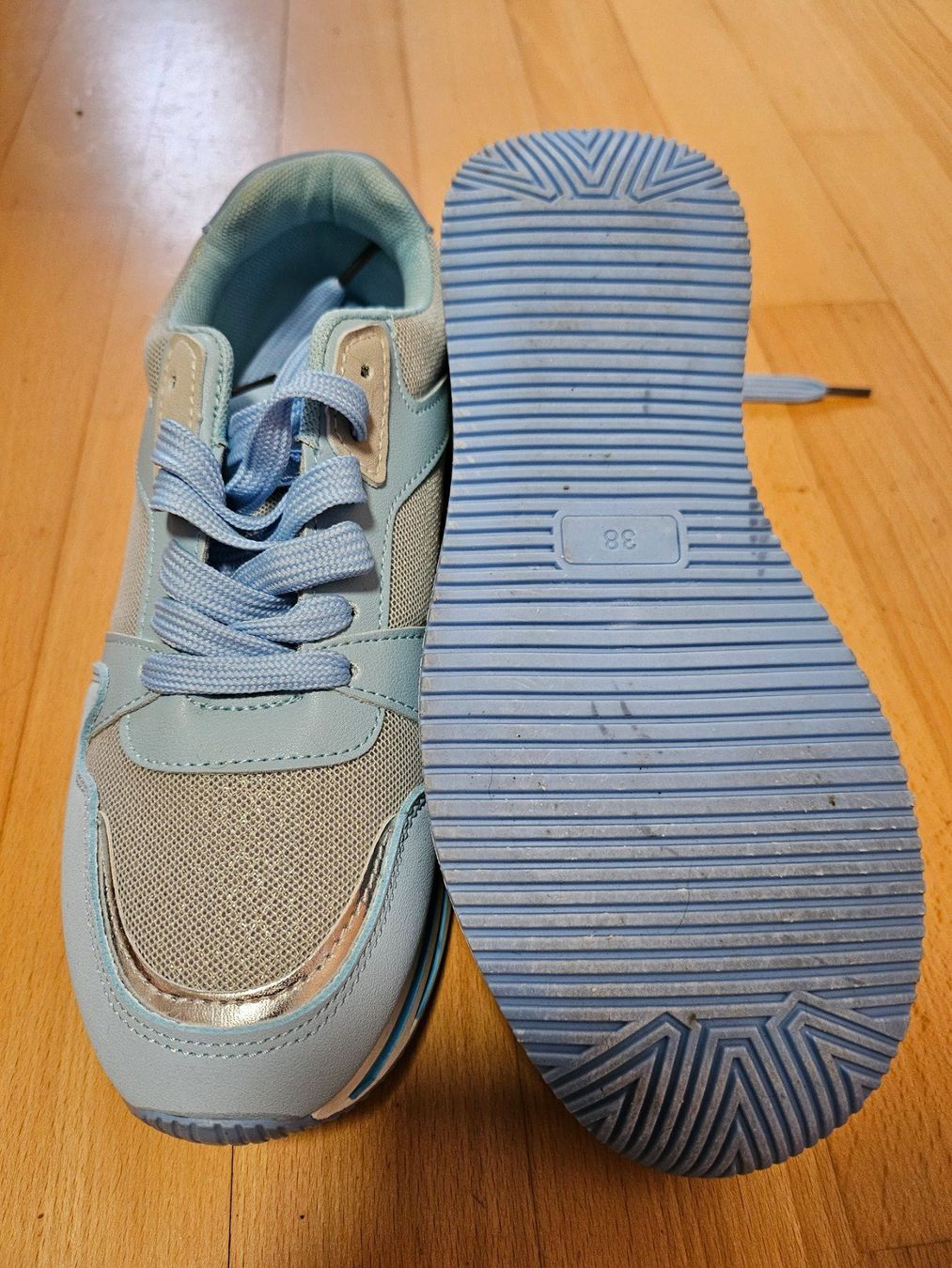 Damenschuhe: Sneaker hellblau mit silbernen Verzierungen, Gr. 38 – Gebraucht aus Zürich von qua_7dpq