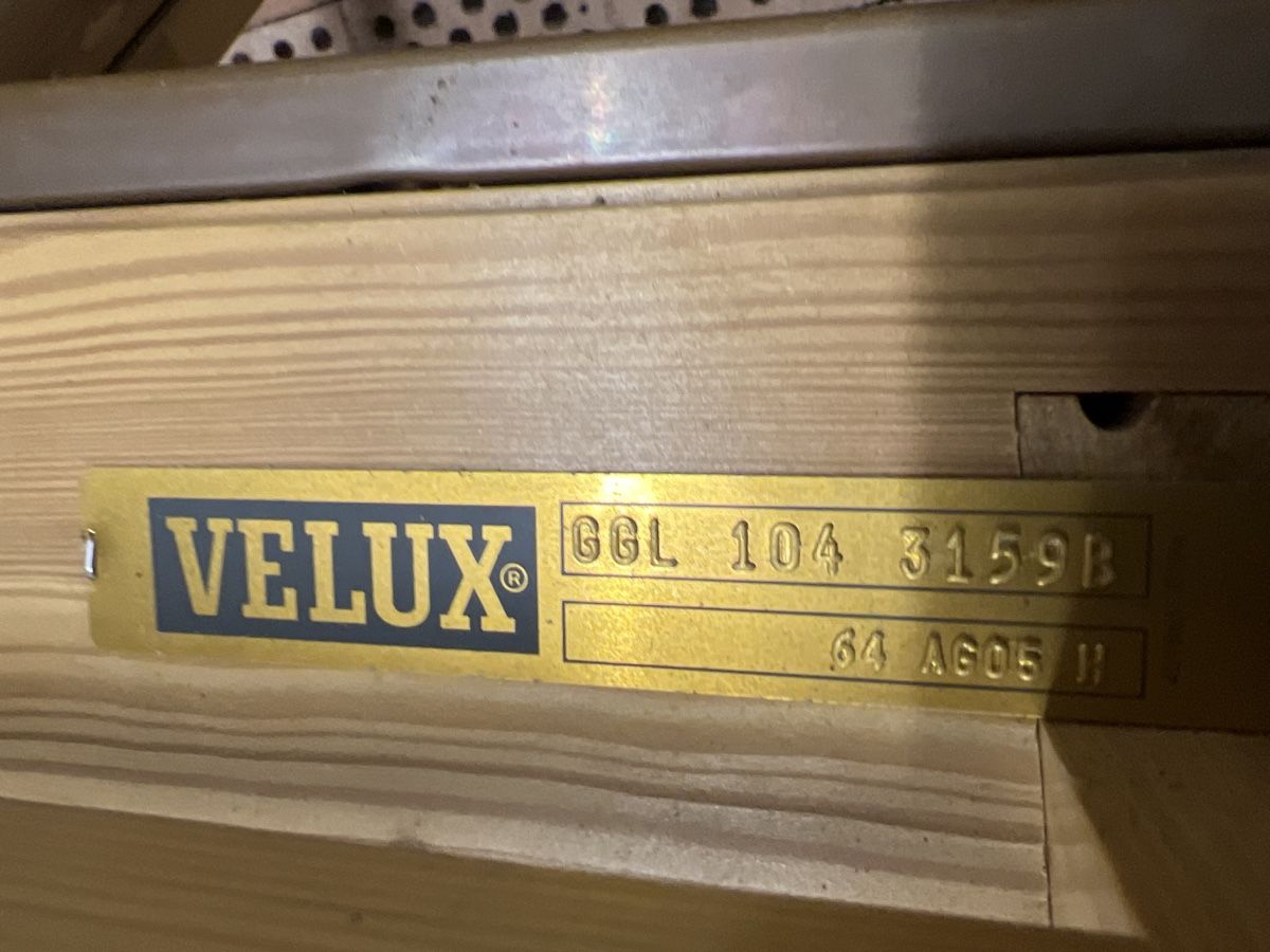 Baustoffe & - elemente: Dachfenster Velux mit Eindeckrahmen 55x98cm – Gebraucht aus Gontenschwil von  4