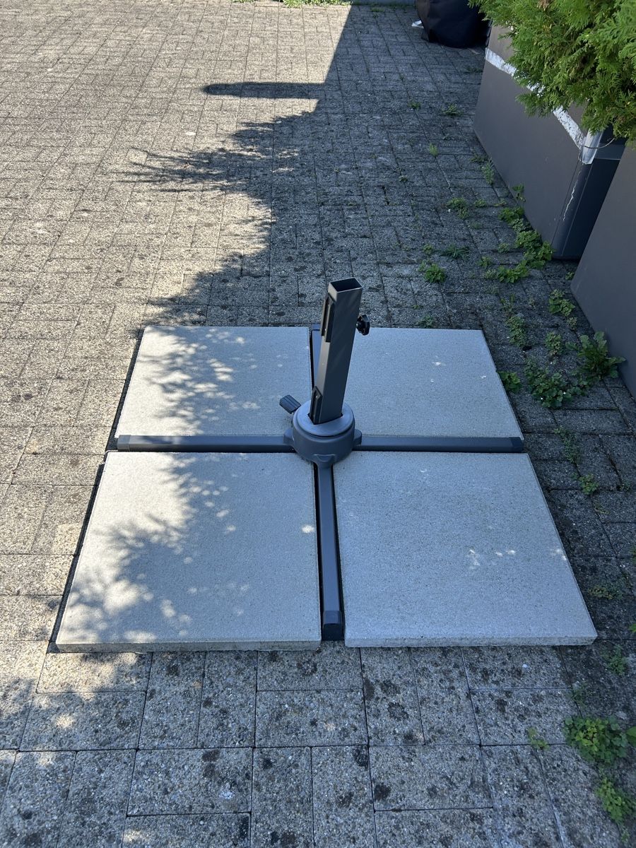 Parasols: Ampelschirm mit Bodenplatten guter Zustand – D'occasion à Arth par rickitrickli 2