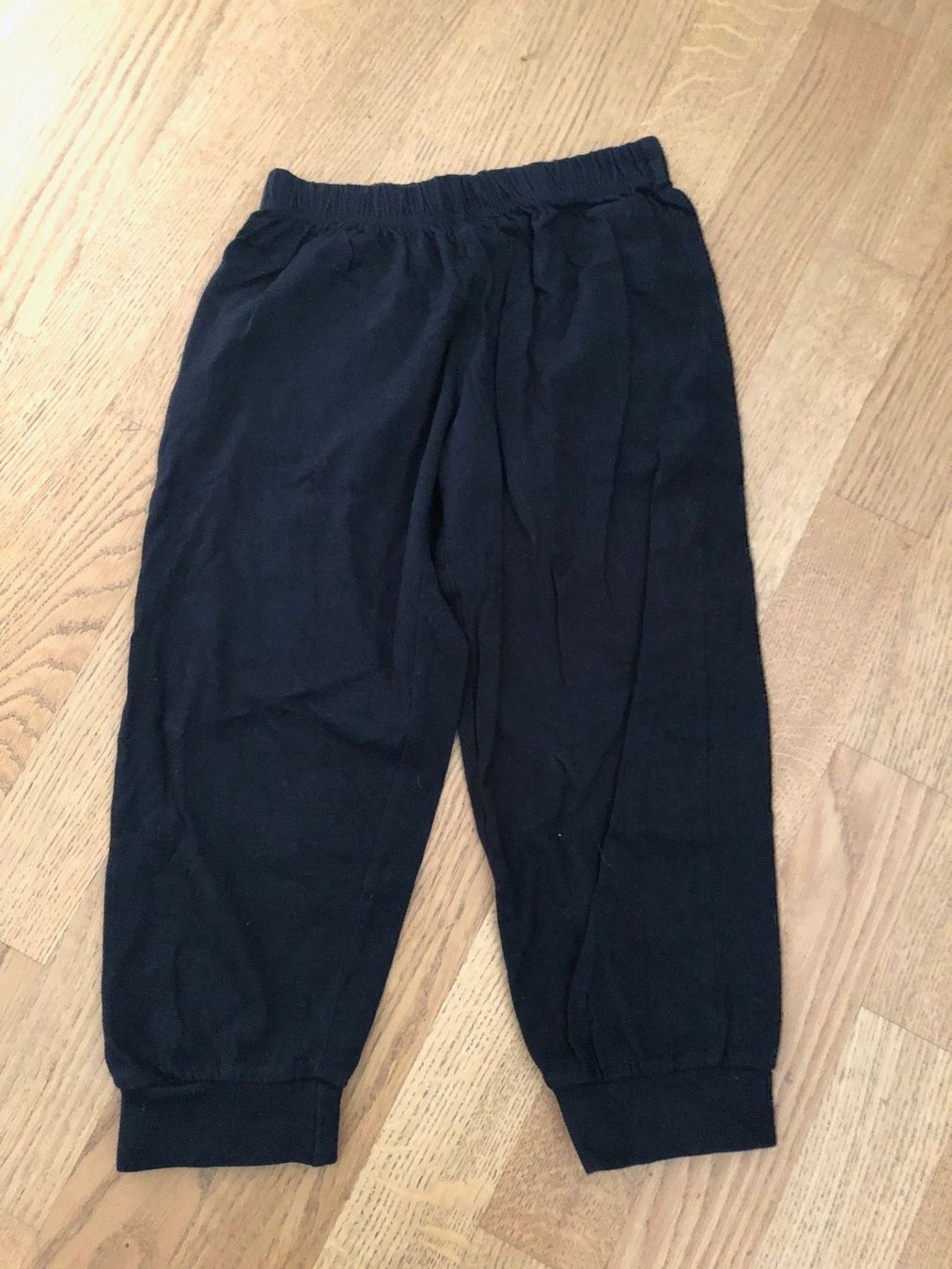 Pantaloni: 3/4 SWEATHOSE schwarz Gr. 140 – Usato da Wattwil venduto da jopara