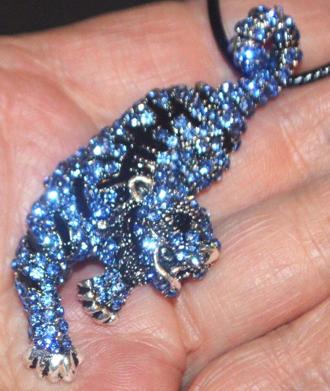 Spille & Fermagli: Brosche oder Halskette K-1424C – Tiger - Emaille & Strass Bl – Nuovo e nell'imballaggio originale da Goldiwil (Thun) venduto da han_v5b7 1