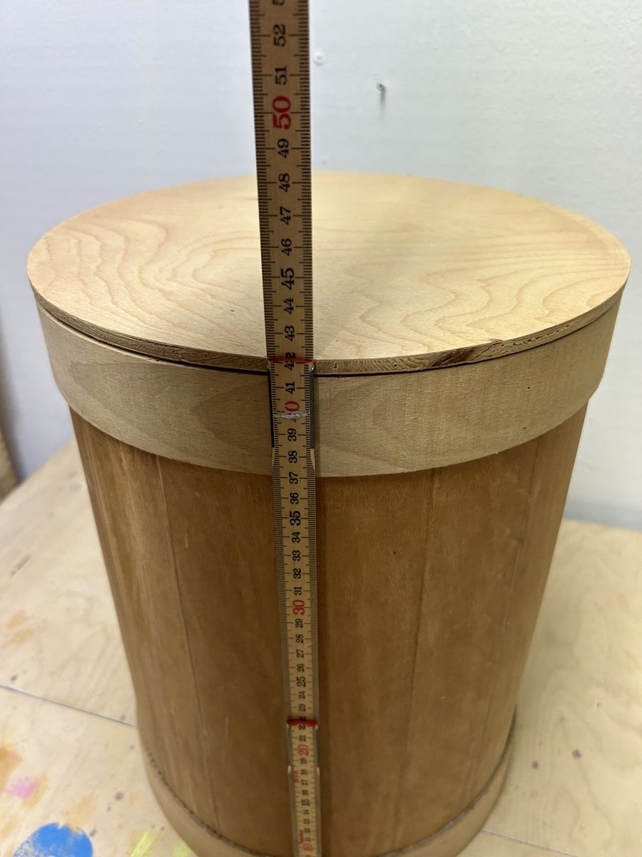Tabourets: Alter Holzbehälter, Hocker mit Deckel – D'occasion à Uster par Stromboli7 3