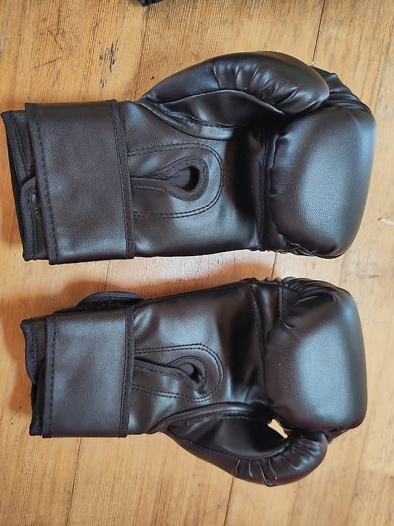 Guanti & manicotti: Boxhandschuhe und Schienbeinschoner  – Usato da Niederlenz venduto da rot_f9sd 3