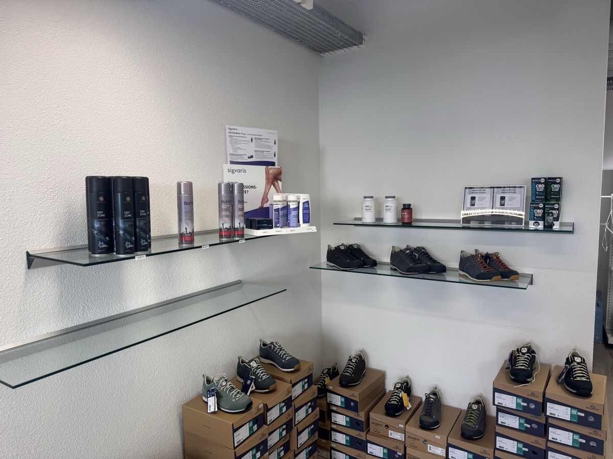 Scaffali: Transparente & blaue Glastablare mit Aluminiumhalterung – Usato da Adliswil venduto da Simon276