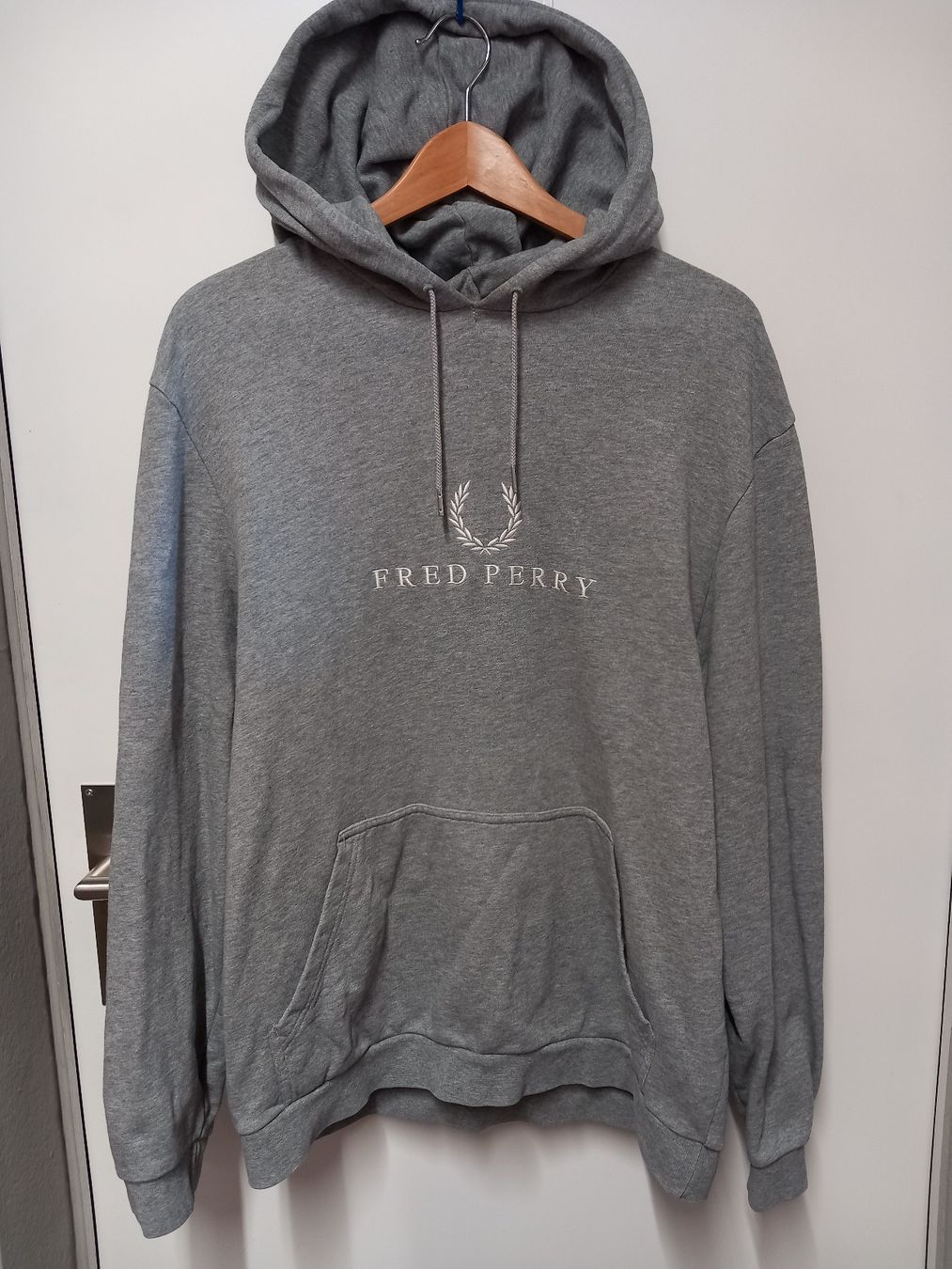 Fred Perry Pulls & Sweat-shirts: Fred Perry Hoodie Kapuzenpullover Gr.L, hellgrau – D'occasion à Gwatt (Thun) par umwelt-brocki