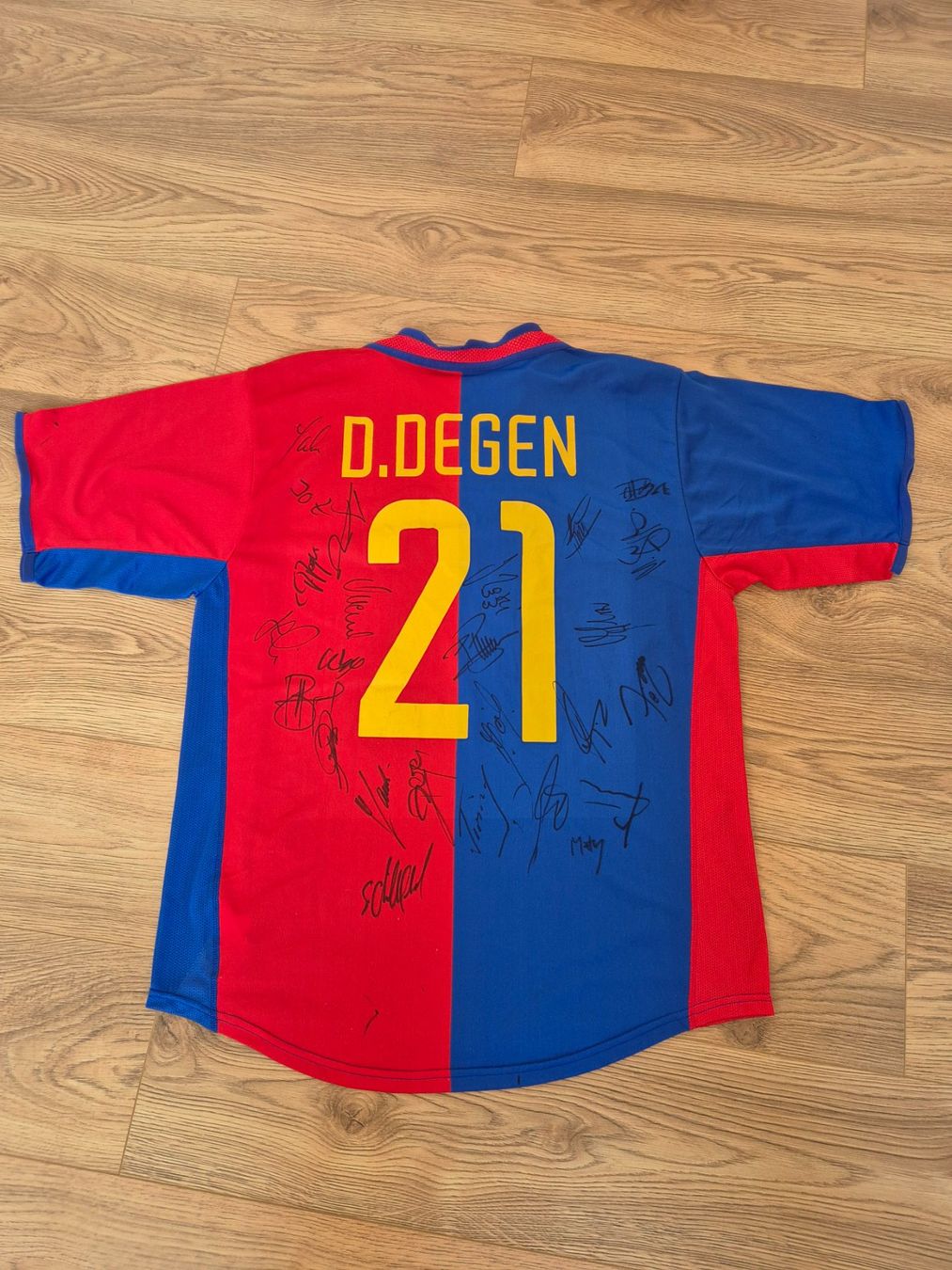 FC Basel Leibchen & Hosen: FC Basel Meistertrikot 2003/2004 – Neu (gemäss Beschreibung) aus Titterten von ste_97cb 1