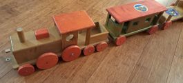 Alter Vintage Holzzug / Lokomotive mit 4 Wagons / Wagen