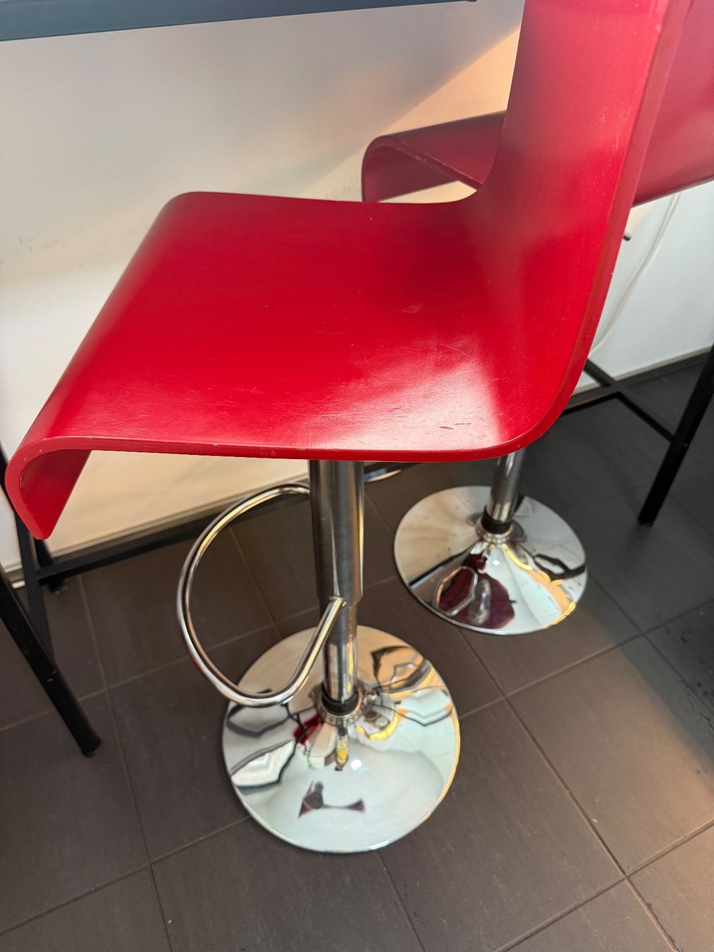 Tables: Table de bar + 2 tabourets de bar – Neuf (Voir description) à Chêne-Bougeries par nee_f2v7 1