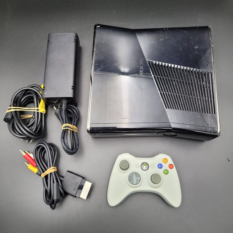 Xbox 360 S Konsole (220) | Kaufen auf Ricardo