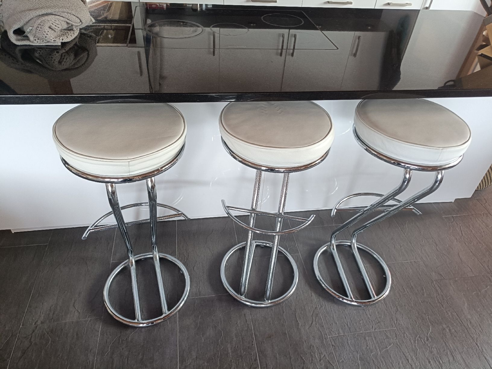 Hocker: Barhocker 3er Set Chrom silber weiss Leder – Gebraucht aus Leissigen von Gertsch_