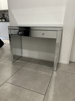 Glaskommode mit 2 Schubladen in Gutem Zustand