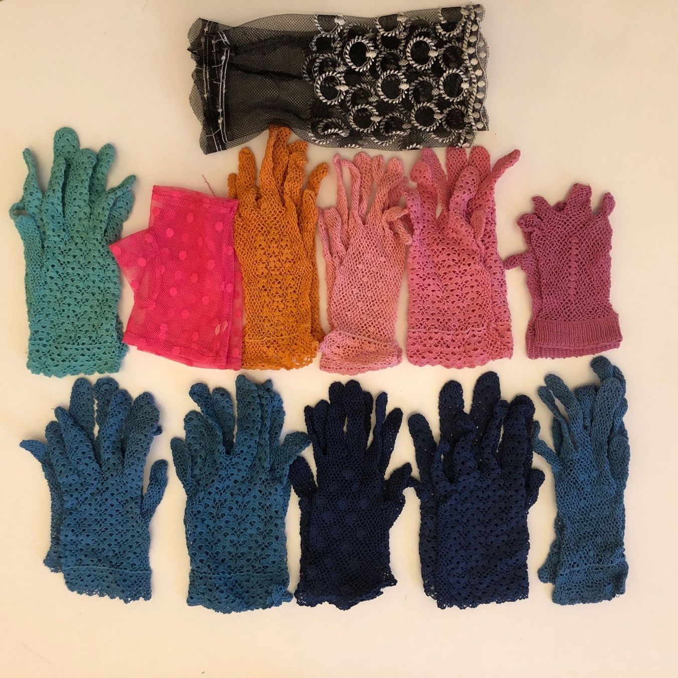 Guanti & manicotti: 12 Handschuhe in diversen Farben – Usato da Amden venduto da relsah62