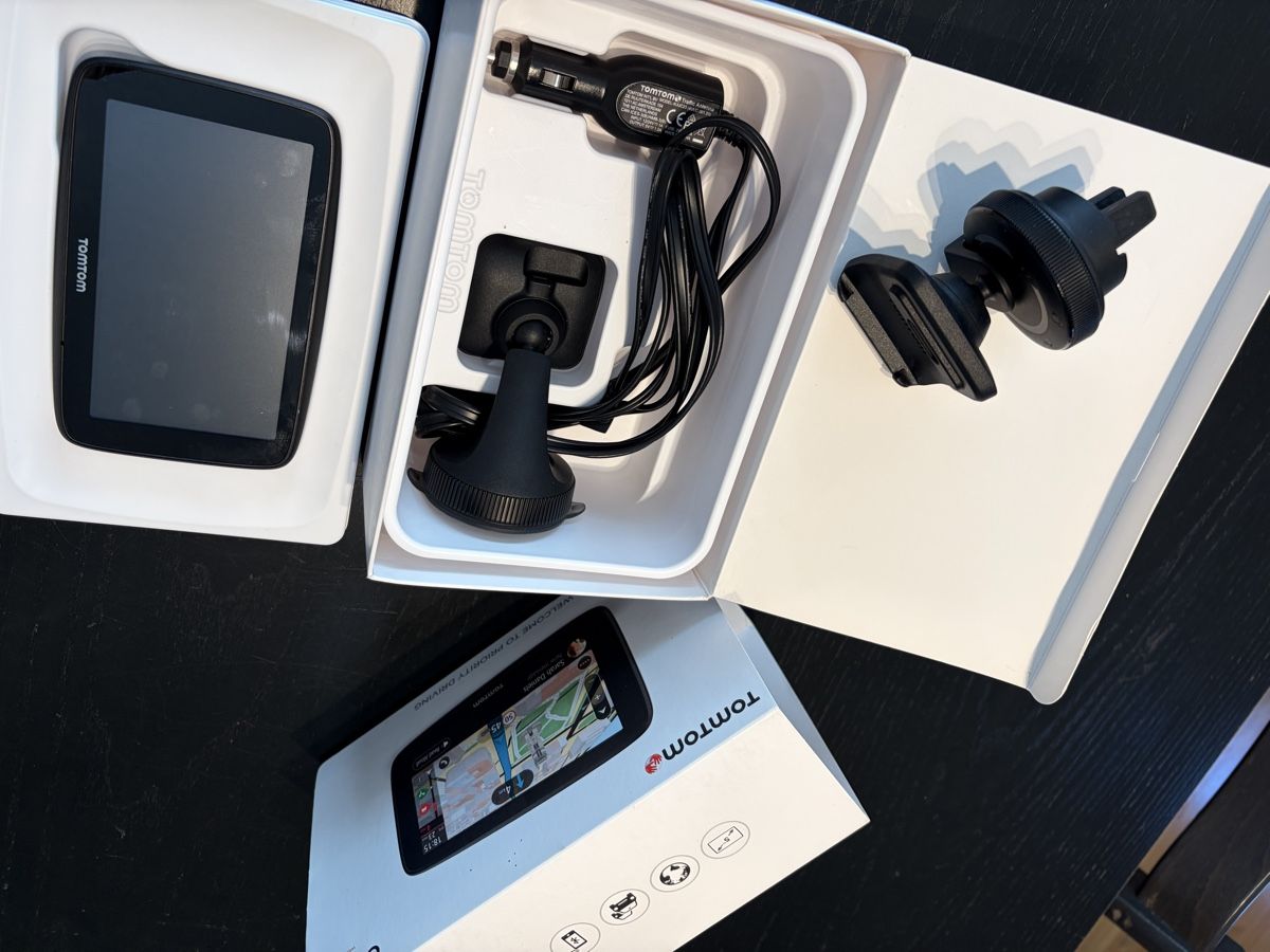 Tomtom Navigatori: TomTom GO 520 con Wi-Fi e supporto auto. 59 chars – Usato da Stachen venduto da Isontino 2