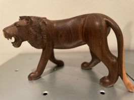 Löwe aus Holz geschnitzt. Höhe 14 cm/ Länge 24 cm.