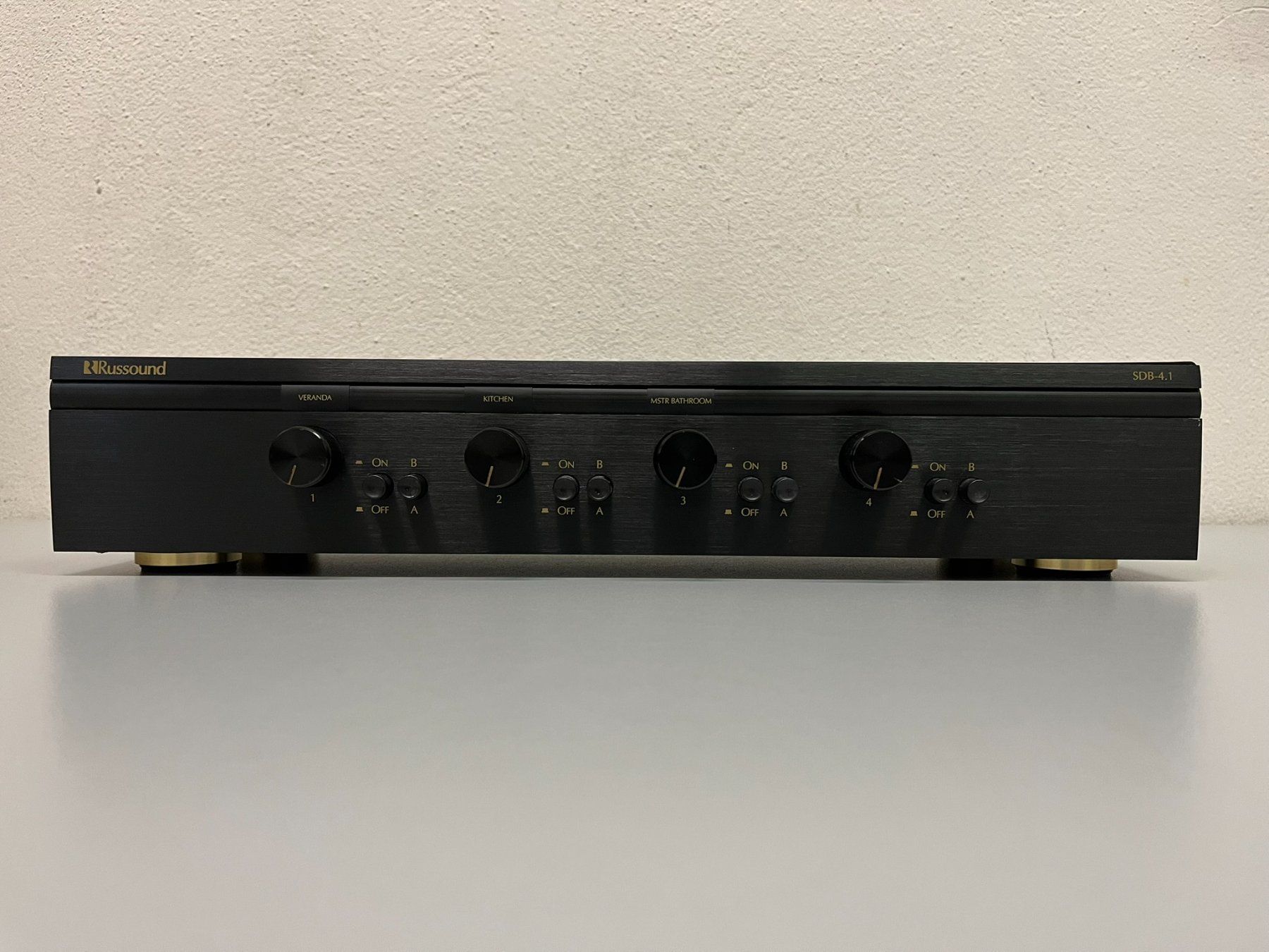 Ricevitori: Russound SDB-4.1 Lautsprecherumschalter – Usato da Hochdorf venduto da av-electronics