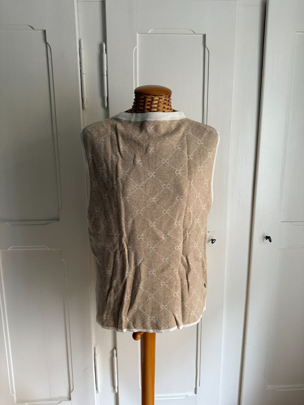 Maglioni & Felpe: COSTER COPENHAGEN - Pullunder beige-weiss M – Usato da Zürich venduto da Diazaio