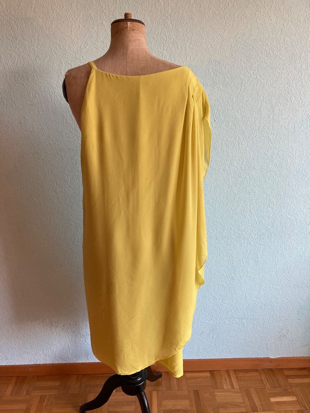 Vestiti: Robe drapée asymétrique moutarde taille 44 – Usato da Genève venduto da ct_fqr8 1