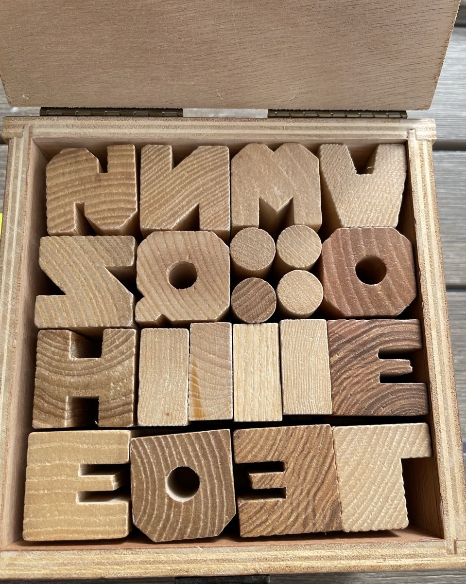 Giocattoli: Holzbuchstaben mit Holzbox  – Usato da Uster venduto da Jemedi