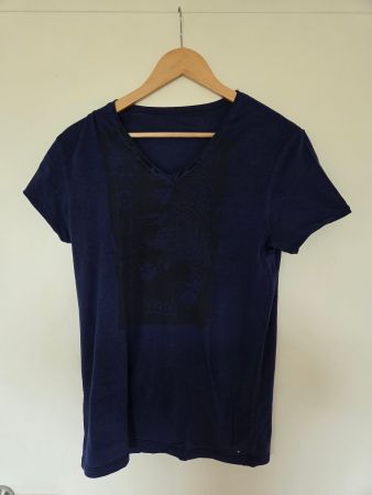 GUESS Herren T-Shirt S Dunkelblau | V-Neck Tiger Print