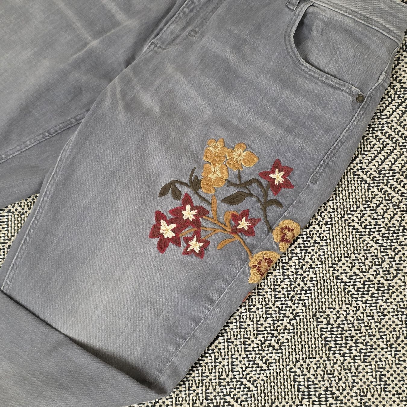 Zara Jeans: Zara Basic Jeans mit Blumenstickerei, Grösse XL – Usato da Rheinsulz venduto da Gilea