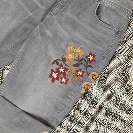 Zara Basic Jeans mit Blumenstickerei, Grösse XL