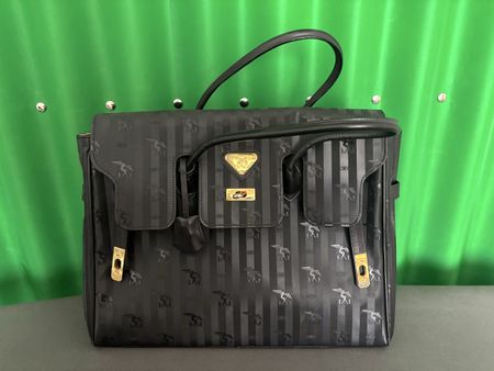 Schwarze MCM Tasche mit Streifenmuster und Logo-Prägung 🕶️