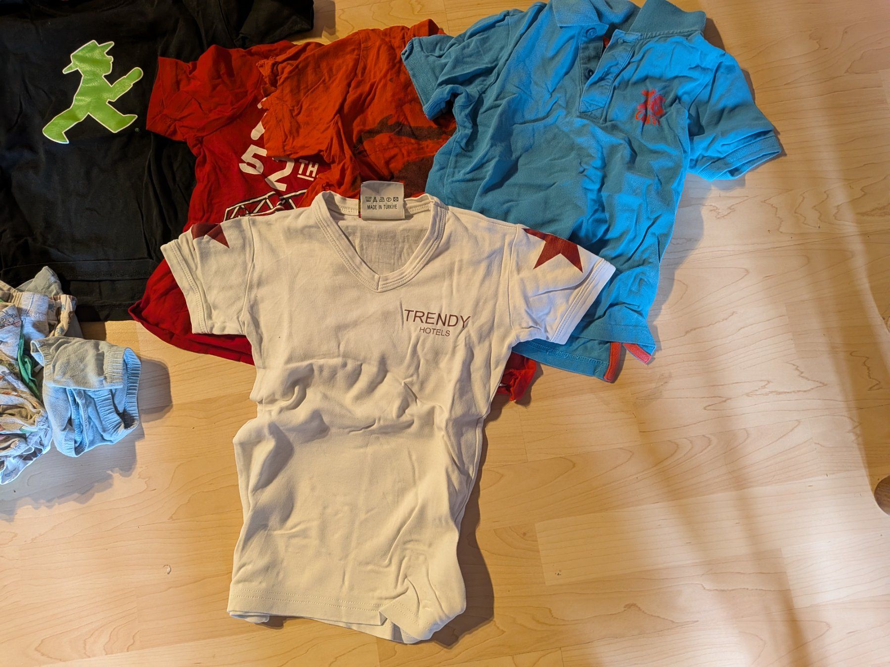 Ensembles coordonnés: Kinderkleidung Paket 122/128 gebraucht – D'occasion à Einsiedeln par Nadin27 1