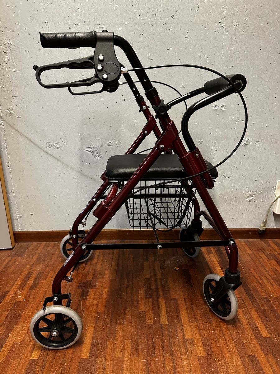 Chaises roulantes: Rollator à 4 roues – Neuf (Voir description) à Châtelaine par Mayy