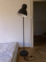 Schwarze Stehlampe im Industrie-Stil - Top Zustand!