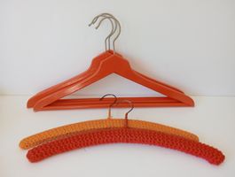 5 Vintage Kleiderbügel Set orange retro Holz gehäkelt