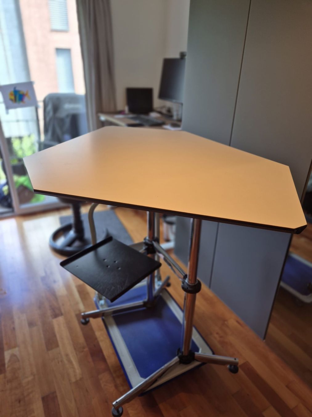 USM Scrivanie: USM Haller KITOS Laptop Desk - Mobile, Ergonomic and Compact – Usato da Bern venduto da Ce_See