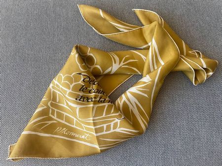 Foulard en soie jaune moutarde