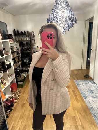 ZARA Tweed Blazer in einem Rosè-Ton