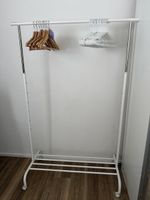 Kleiderständer weiss mit Rollen und Kleiderbügeln