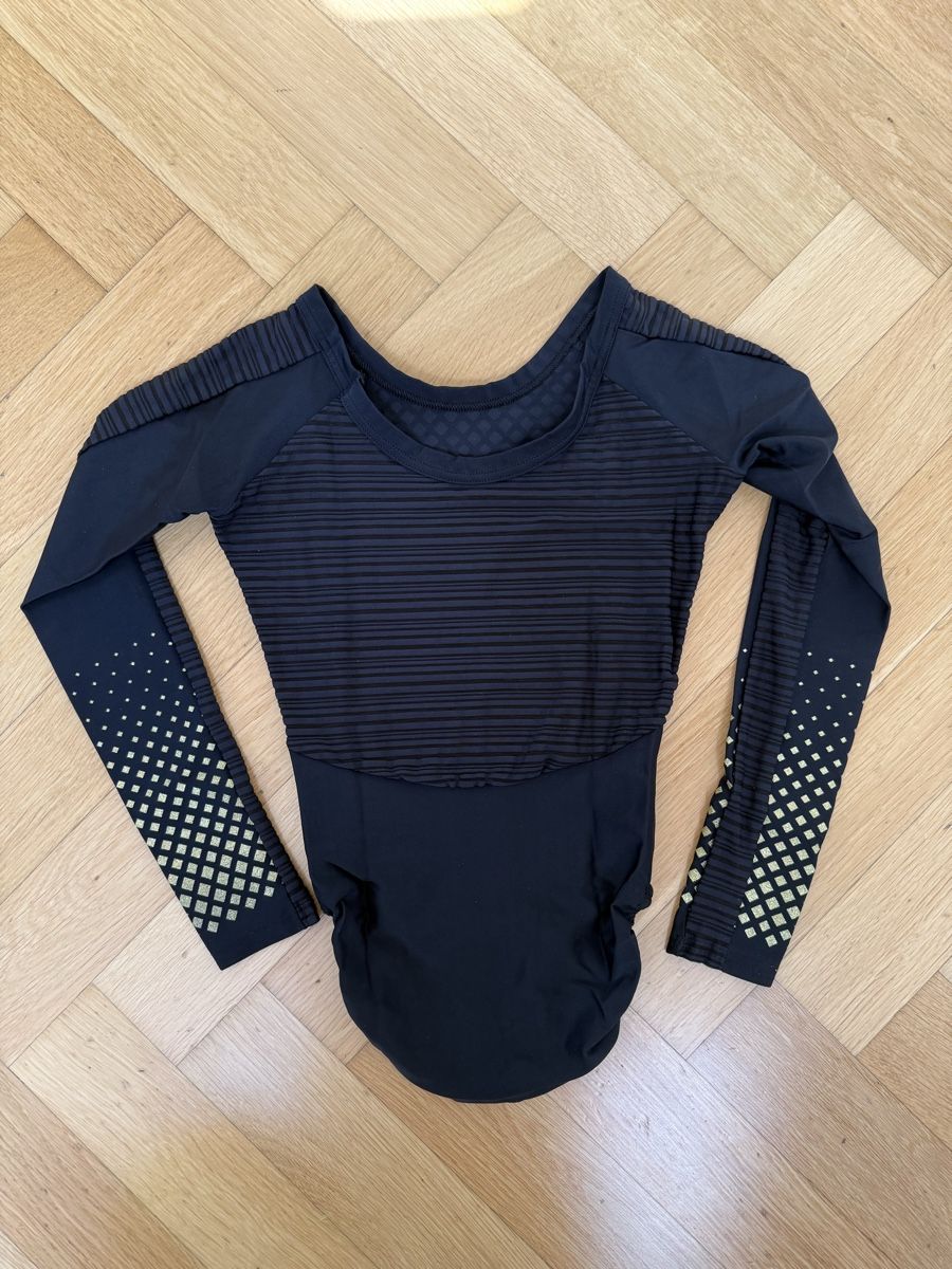 Scarpe, pantaloni & magliette da ginnastica: Turndress / Justaucorps von Moreau – Usato da Zürich venduto da dek0b0x 4