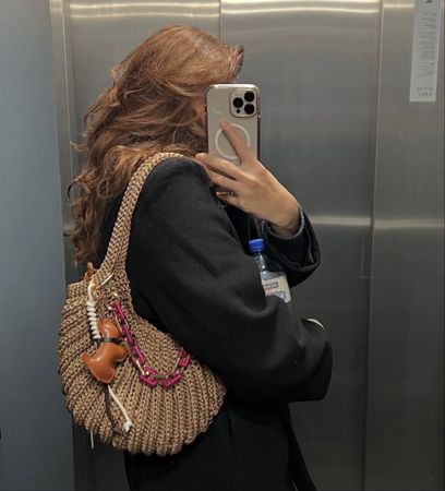 Handgestrickte Tasche mit Anhänger - Perfekt für jede Zeit!