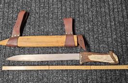 Damaszenerstahl-Messer mit Hirschhorngriff und Holzscheide