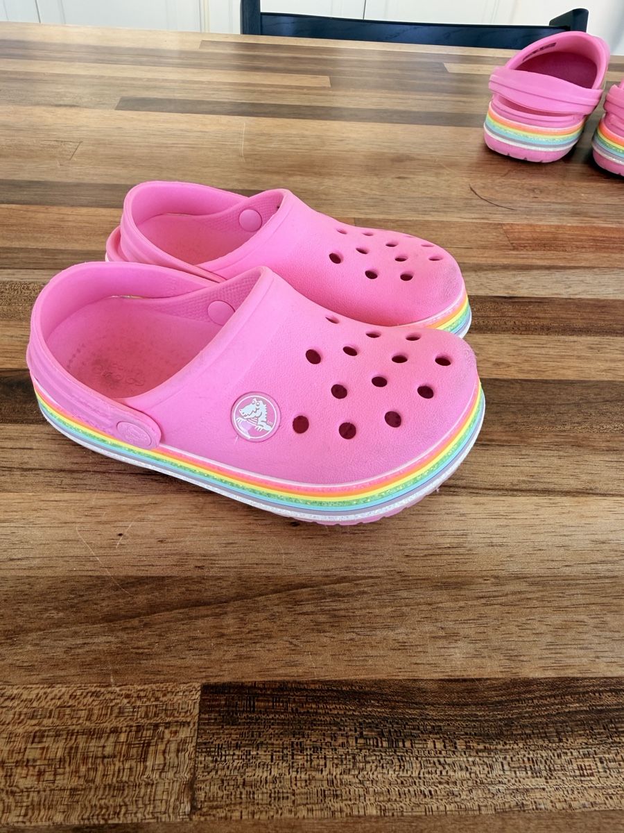 Crocs Scarpe per ragazze: Crocs Gr. 25/26 mit Glitzer-Regenbogen – Usato da Allschwil venduto da cconnie 1