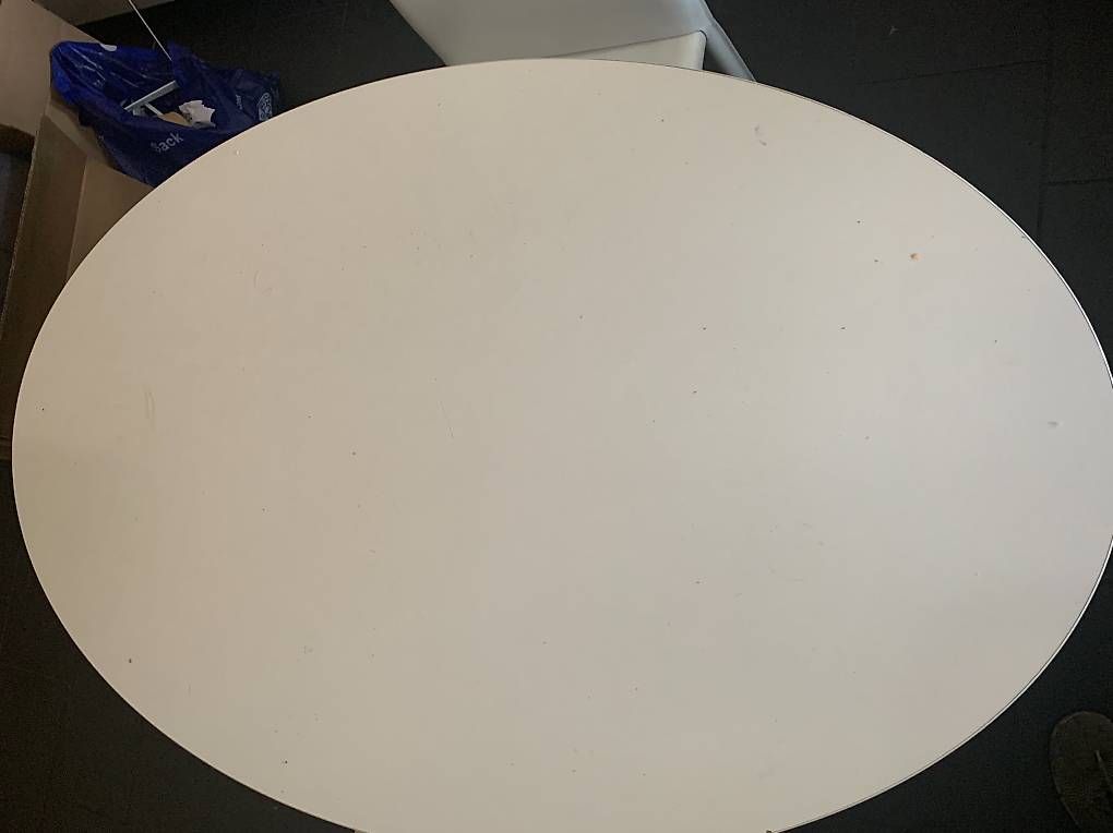Set di tavolo e panche: Weisser Tisch mit 2 Stühlen  schönes Essplatz-Set – Usato da Zürich venduto da Kaspar1200 2