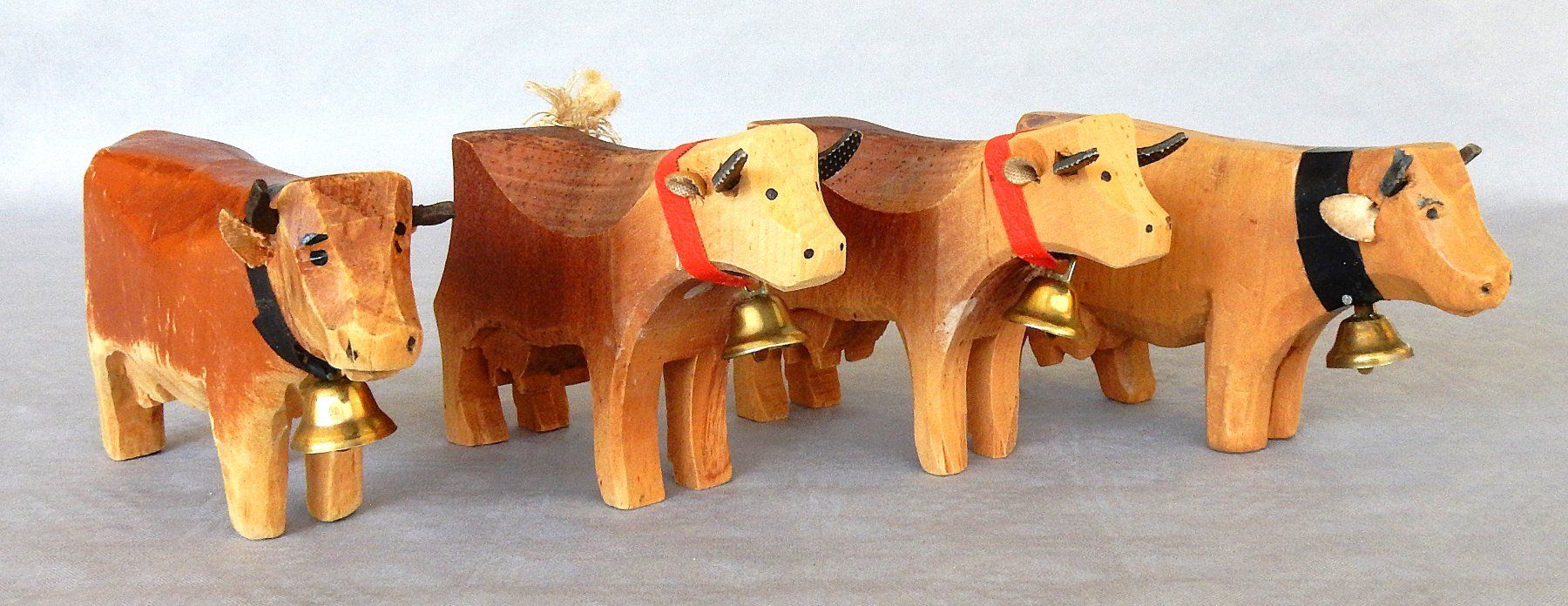 Trauffer Spielzeuge: 4 Stück handgeschnitzte Holzkühe  - 15.5cm – Gebraucht aus Alpnach Dorf von Reloved24