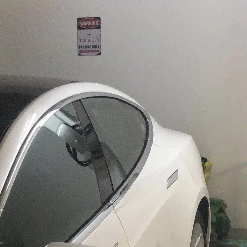 Insegne: Parkschild TESLA PARKING ONLY – Nuovo e nell'imballaggio originale da Dietikon venduto da e-car-shop.schweiz 1