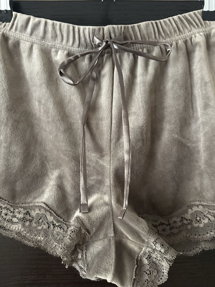 Hunkemöller Negligees & Pigiami: Pyjama Set Samt mit Spitze Taupe Gr. 40 – Nuovo (secondo la descrizione) da Altendorf venduto da Eastwick4 6