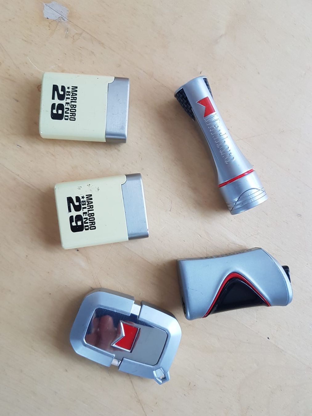 Marlboro Feuerzeuge: briquets rechargeables MARLBORO 5 pièces – Gebraucht aus Courgenay von chantalcm