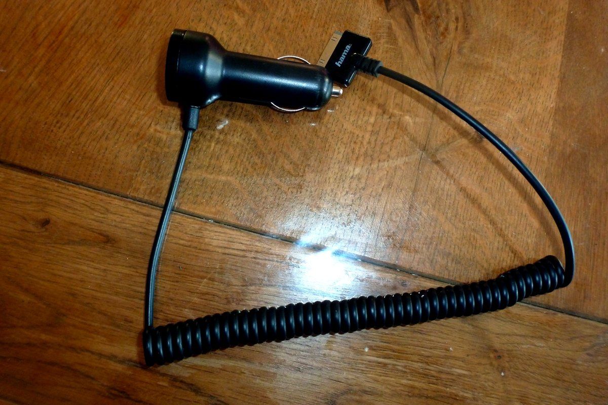 Hama Caricabatterie: Auto-Ladegerät für IPHONE 4/4S. – Usato da Emmen venduto da newdeal1970 2