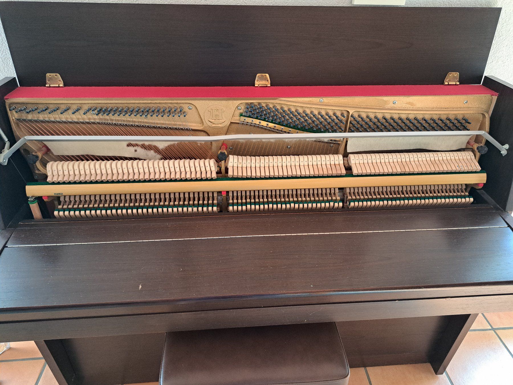 Strumenti musicali: gebrauchtes Klavier HELLAS dunkelbraun mit Hocker – Usato da Russikon venduto da Oelga 4