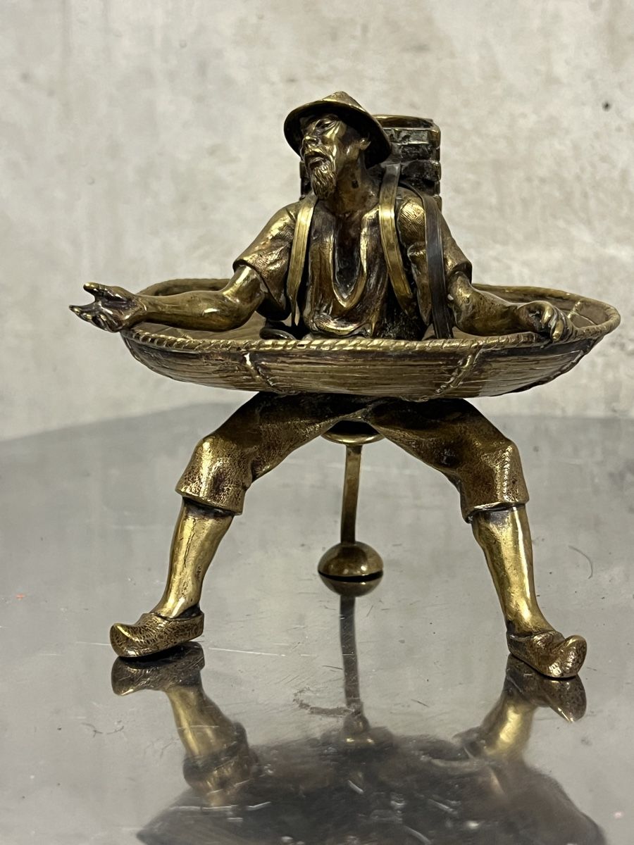 Statuette: Figurentablett Messing Mann mit Korb auf den Beinen 14cm – Usato da Zürich venduto da Privat_13 4