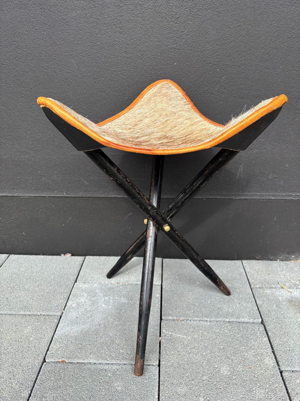Hocker: 1950s mid century tripod leather stool – Gebraucht aus Steinhausen von ChromeVintage