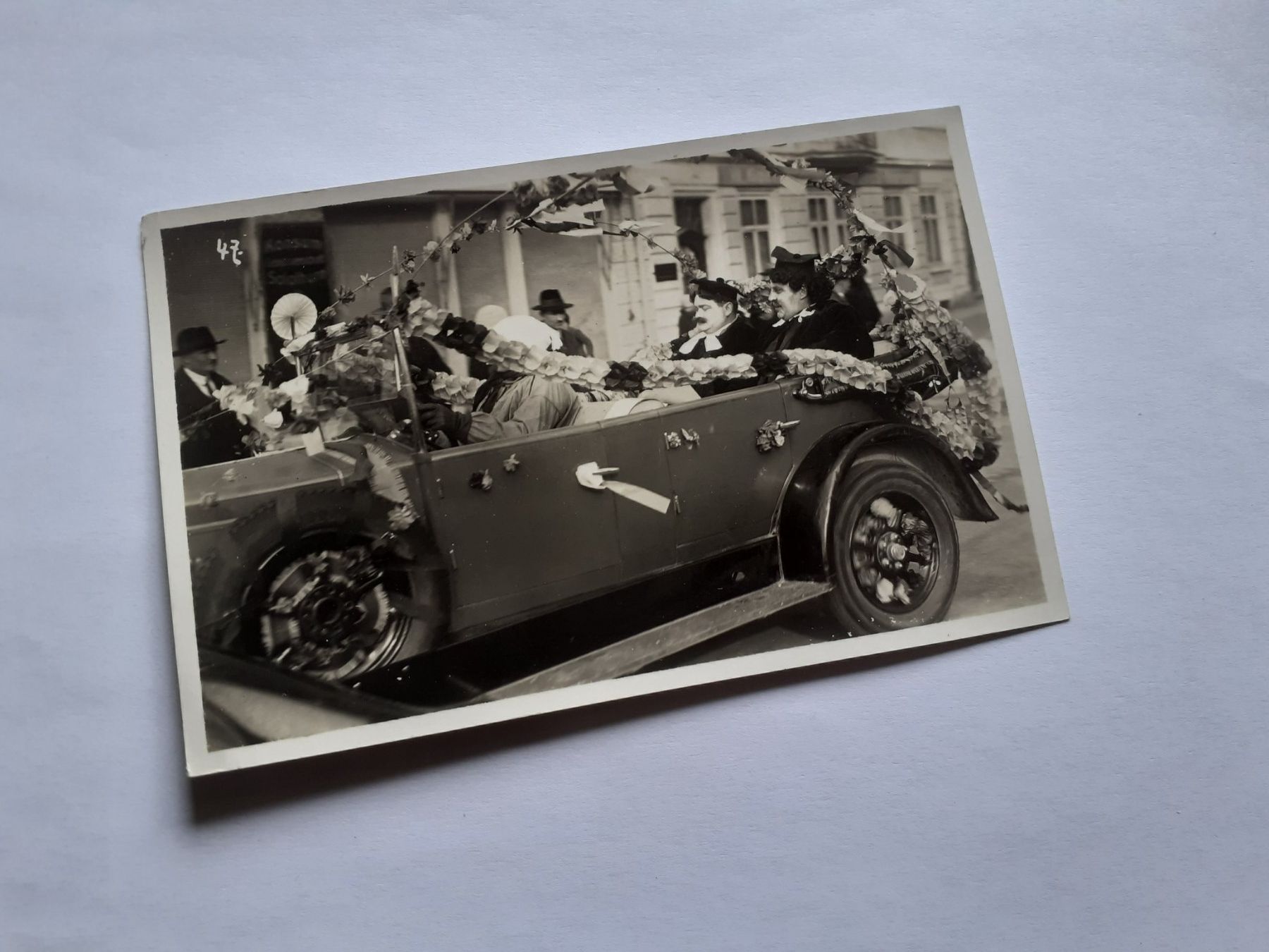 Foto & Immagini: SCHWIIZER MANNE DAZUMAL - am UMZUG mit OLDTIMER - BERN – Usato da Winterthur venduto da Ornyx7